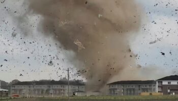 Captan cómo tornado desmanteló edificios en EU | Video