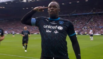 Sacude Usain Bolt las redes en Old Trafford durante partido benéfico | Video