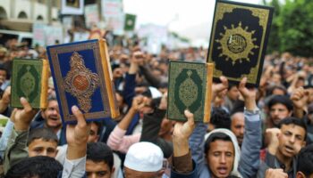 Irak condena quema de Corán; afirma que diplomáticos daneses abandonaron el país
