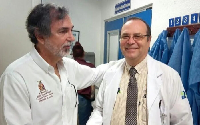 El ex secretario de Salud de Sina.loa, Alfredo Román (izquierda) en el nombramiento de Jorge Alberto Zamudio (derecha). Foto: Ríodoce