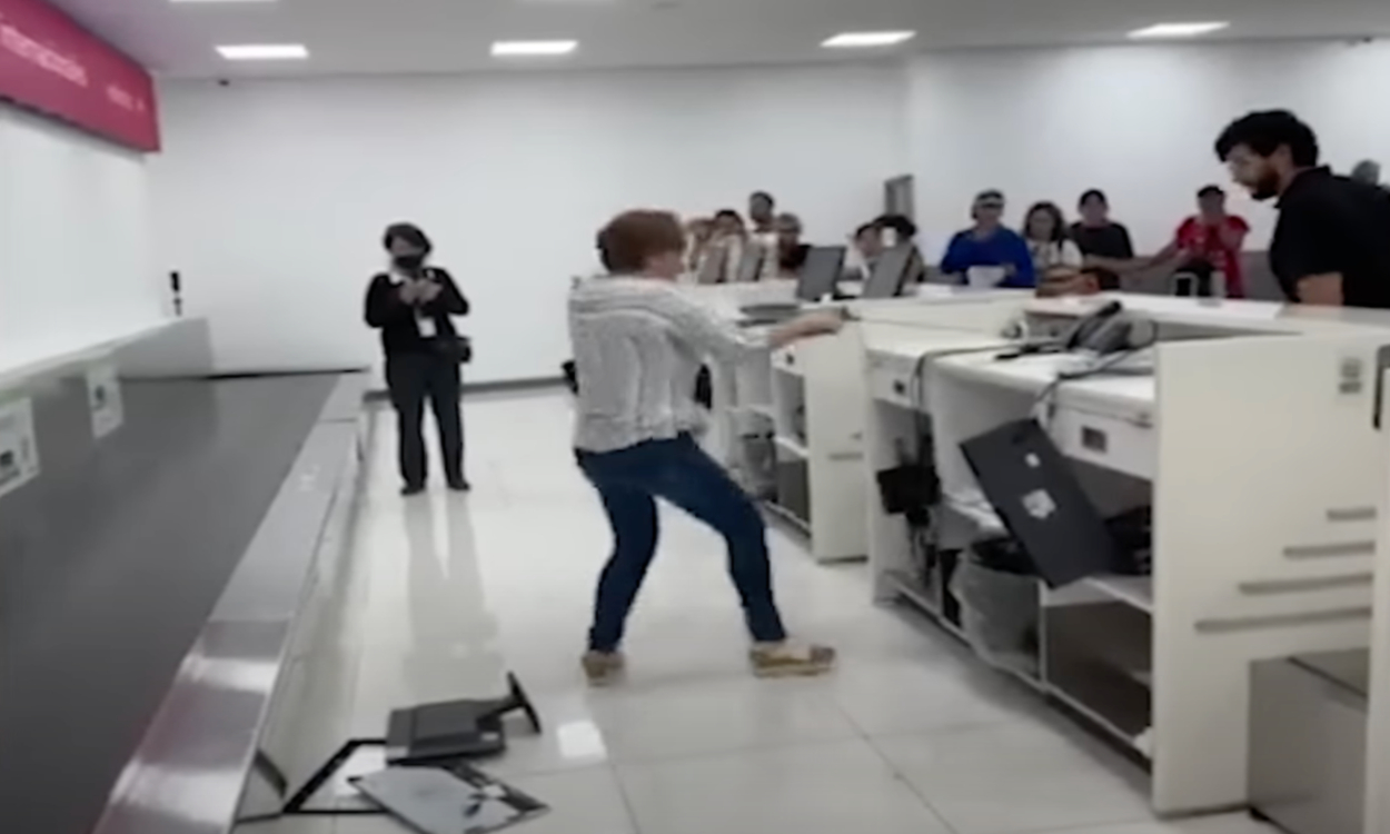 Mujer Que Destruyó Mobiliario En El Aicm Continúa Retenida En La Fiscalía Video Aristegui