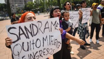 Videos y fotos | Activistas protestan contra Sandra Cuevas por sus políticas de 'limpieza social'