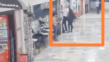 Otro incidente en AICM: Rotura de puerta de vidrio deja dos heridos