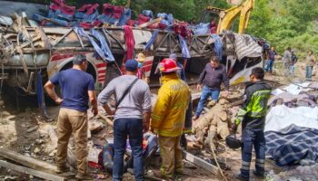 Fotos | Autobús de pasajeros vuelca y cae a barranco en Oaxaca; hay 27 muertos