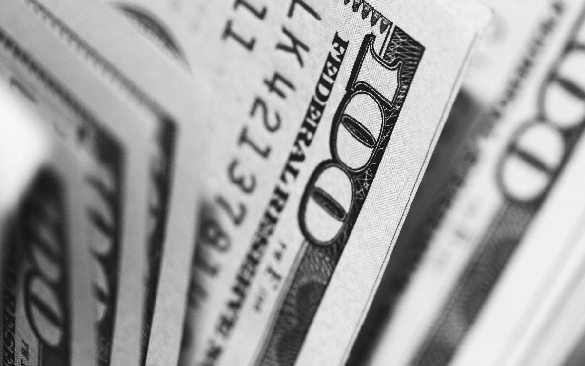 Dólar se dispara para alcanzar mejor nivel en 10 meses