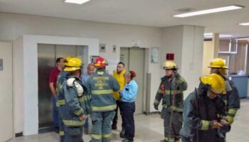 Falla otro elevador del IMSS en Guadalajara; rescatan a tres personas