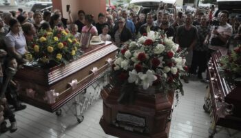 Familiares dan último adiós a Hipólito Mora en Michoacán