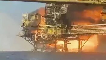 Pemex estima pérdida de 700,000 barriles de petróleo por incendio en plataforma de Campeche