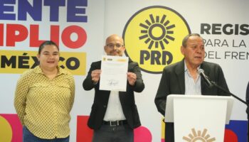 Israel Rivas, vocero de padres de niños con cáncer, se registra como aspirante de Va por México