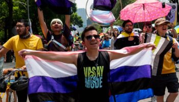 Fotos y videos | '¡Ni hombre, ni mujer, no binarie!'; realizan primera Marcha No Binarie en CDMX