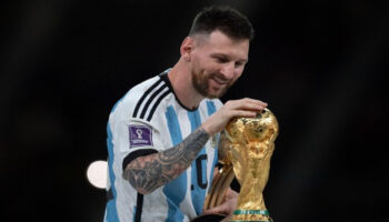 Destaca playera de Leo Messi en el Museo de FIFA | Video