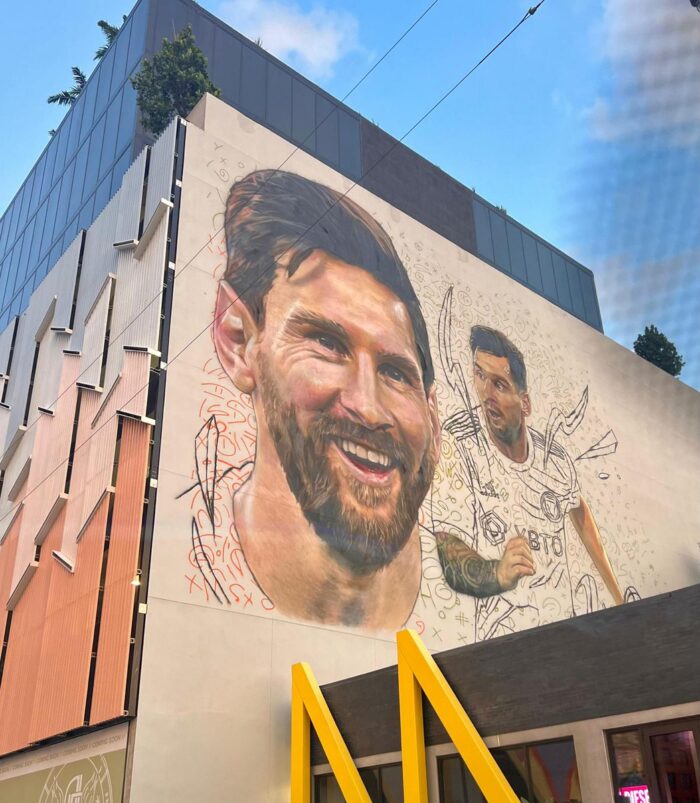 Recibirán a Leo Messi con un mural de 20 metros en Miami | Video |  Aristegui Noticias