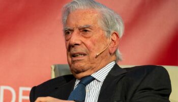 Vargas Llosa se recupera de Covid-19 y recibe el alta del hospital