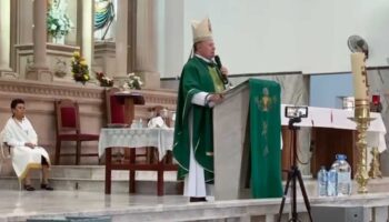 Obispo de Apatzingán pide a AMLO un día de 'duelo nacional', en lugar de celebrar en el Zócalo