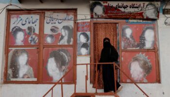 Talibán prohíbe salones de belleza para mujeres en Afganistán