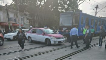 Taxi intentó ganarle a Tren Ligero y provocó choque en Xochimilco