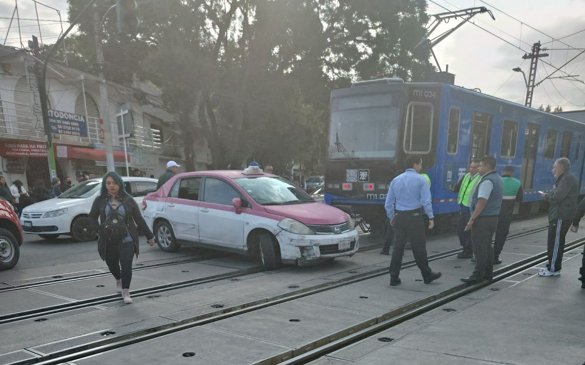 Taxi intentó ganarle a Tren Ligero y provocó choque en Xochimilco Aristegui Noticias