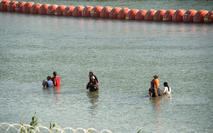 La Casa Blanca avisa que la barrera en Texas es perjudicial para la relación con México La Casa Blanca avisa que la barrera en Texas es perjudicial para la relación con México
