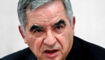 El Vaticano pide más de siete años de cárcel para el cardenal Becciu