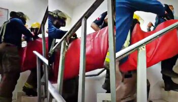 Video | Bomberos suben a pacientes por las escaleras por fallas en elevador de hospital en Sonora