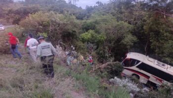 Nueva volcadura de autobús de pasajeros en Oaxaca deja 1 muerto y 28 heridos