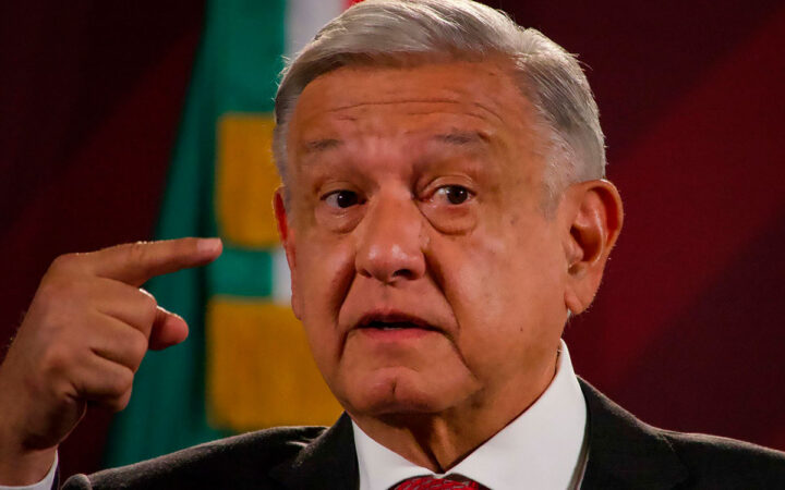 AMLO rinde tributo al 'chaneque, aluxe o duende travieso' que cuida Bacalar AMLO rinde tributo al 'chaneque, aluxe o duende travieso' que cuida Bacalar