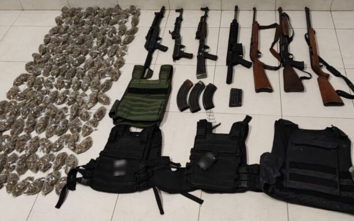 Aseguran armamento pesado en vehículos abandonados en Lagos de Moreno Aseguran armamento pesado en vehículos abandonados en Lagos de Moreno