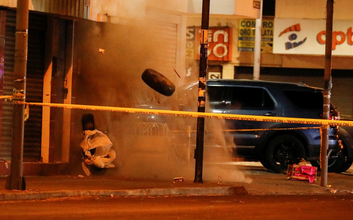 They cause a controlled detonation of a suspected explosive device in the same place where the Ecuadorian presidential candidate was killed.