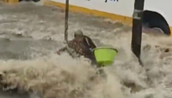 Corriente de agua casi arrastra a adulta mayor en Coacalco | Videos