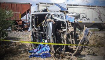 Choque entre tren y autobús en Querétaro deja 6 muertos