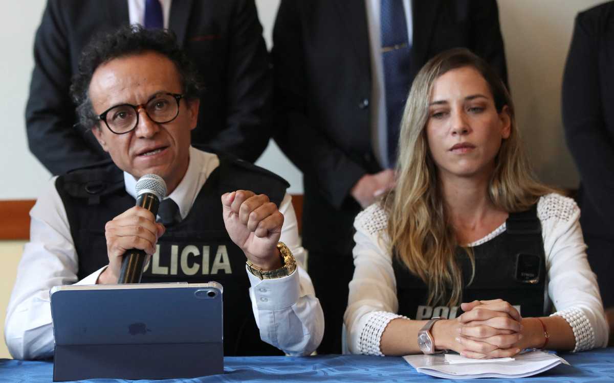 Fix alternative candidate in Ecuador;  He comes out with a bulletproof vest