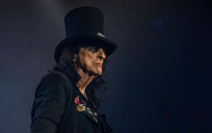 Alice Cooper pierde colaboración con marca de maquillaje por comentarios antitrans Alice Cooper pierde colaboración con marca de maquillaje por comentarios antitrans