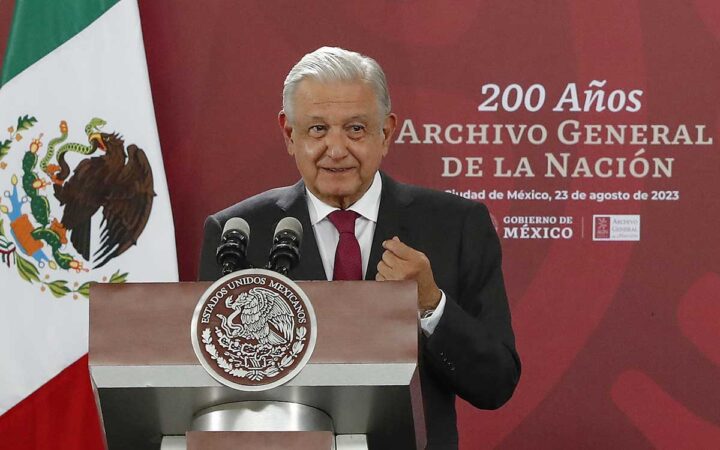 AMLO celebra 200 años del AGN y promete abrir los documentos