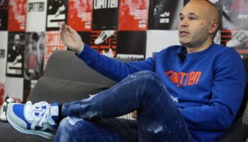 Iniesta apoya a las jugadoras españolas y critica conducta 'inaceptable' de Rubiales