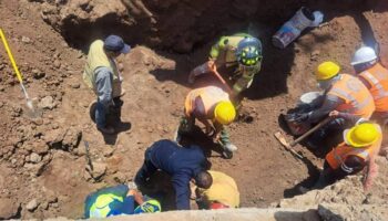 Derrumbe deja a cinco personas atrapadas bajo tierra en Almoloya de Juárez