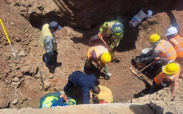 Derrumbe deja a cinco personas atrapadas bajo tierra en Almoloya de Juárez