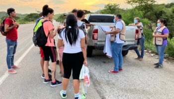 Voluntarios han entregado más de 4 mil alimentos a migrantes que cruzan el Istmo de Tehuantepec