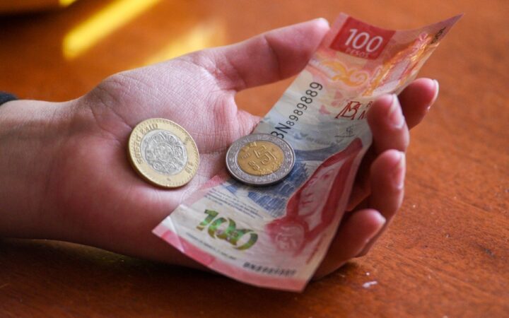 Coneval: 8.9 millones salieron de la pobreza, pero aumentaron carencias en salud y educación