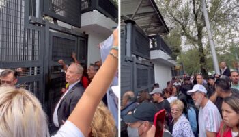 '¡Piso parejo!, ¡Marcelo presidente!': Protestan a favor de Ebrard frente a INE