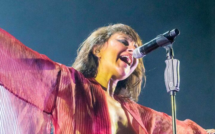 Eva Amaral descubre sus pechos en concierto para reivindicar libertad de las mujeres