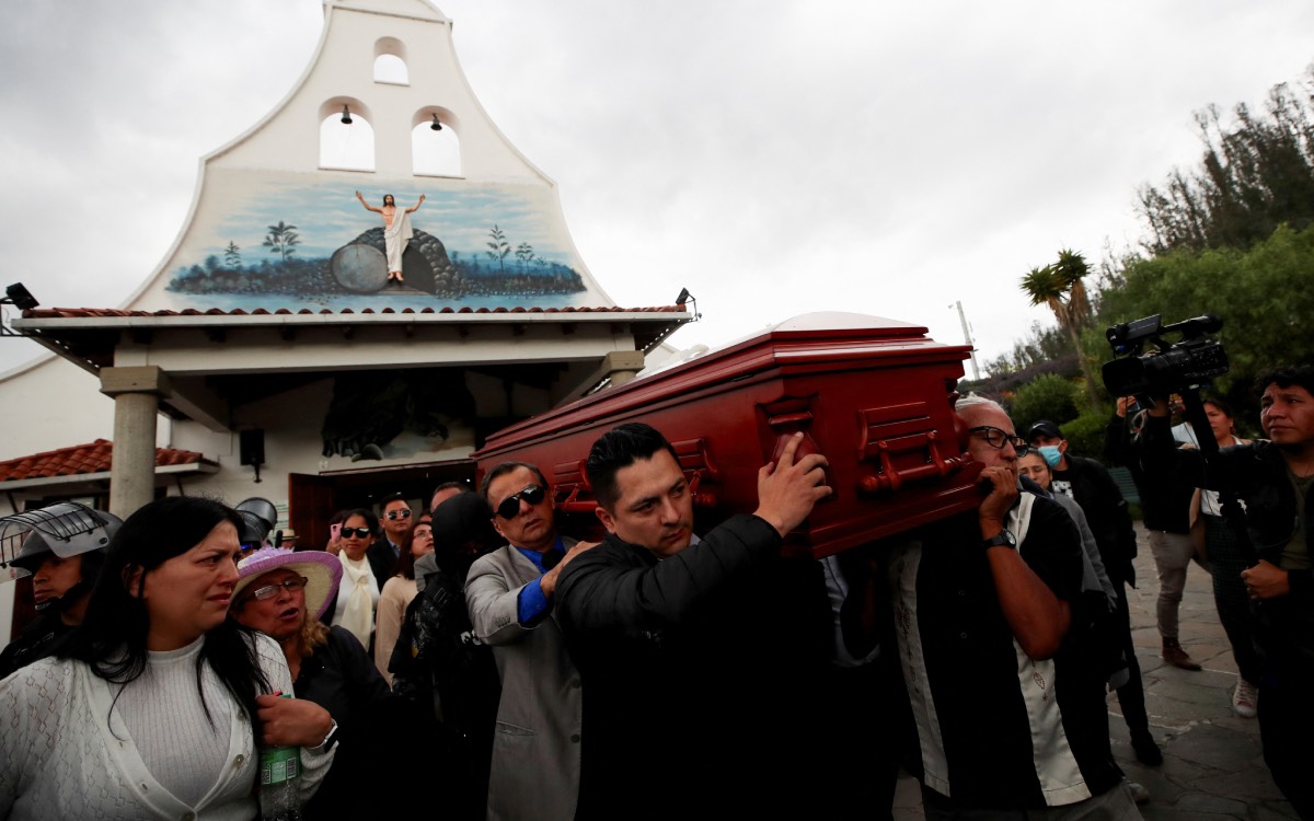 The coffin of Ecuadorian candidate Fernando Villavicencio goes to the cemetery