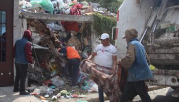 Fotos | Exprofesor de la UNAM y del IPN acumula 100 toneladas de basura en su casa; lo rescatan