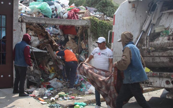 Fotos | Exprofesor de la UNAM y del IPN acumula 100 toneladas de basura en su casa; lo rescatan Fotos | Exprofesor de la UNAM y del IPN acumula 100 toneladas de basura en su casa; lo rescatan