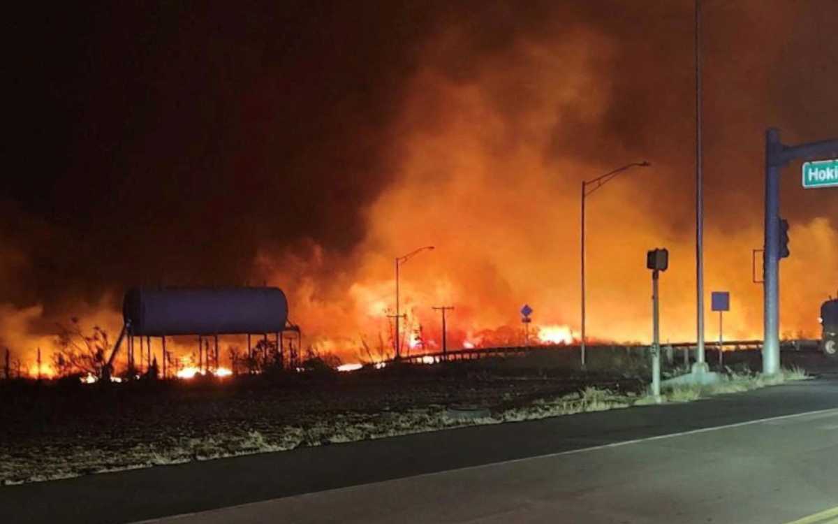 Tourist sites burning in Hawaii: six dead