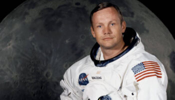Hoy en la historia | Fallecen Neil Armstrong y Nietzsche;  termina la ocupación nazi en París