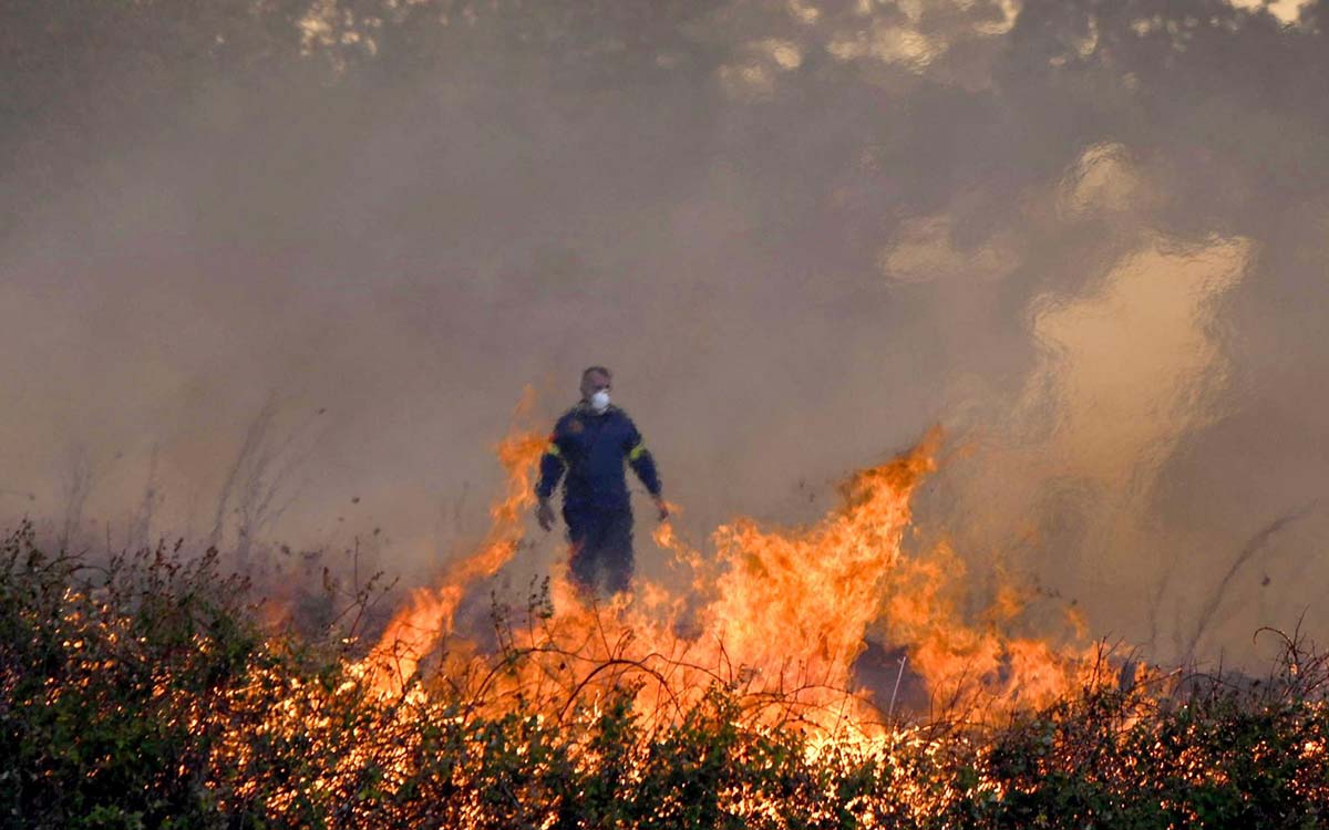 Greece: Firefighters fight wind-blown flames