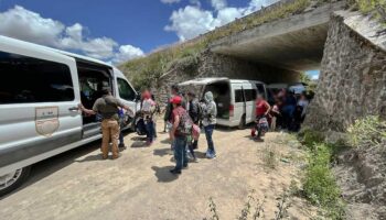 Oaxaca: Interceptan a 125 migrantes que viajaban en una caravana de ocho camionetas