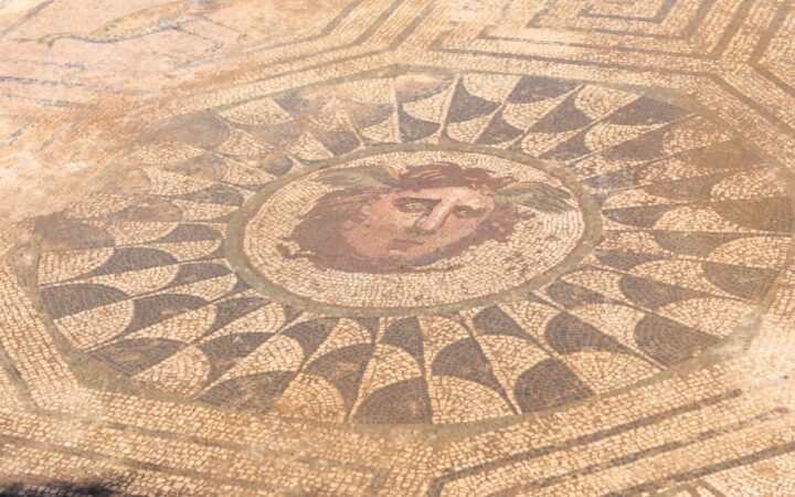 Italia: Desentierran un gran mosaico de Medusa en Mérida