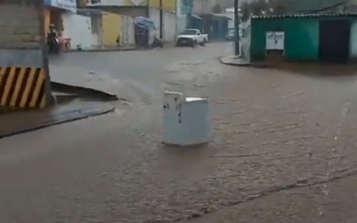 Video | Ahora captan a lavadora arrastrada por lluvia en Veracruz