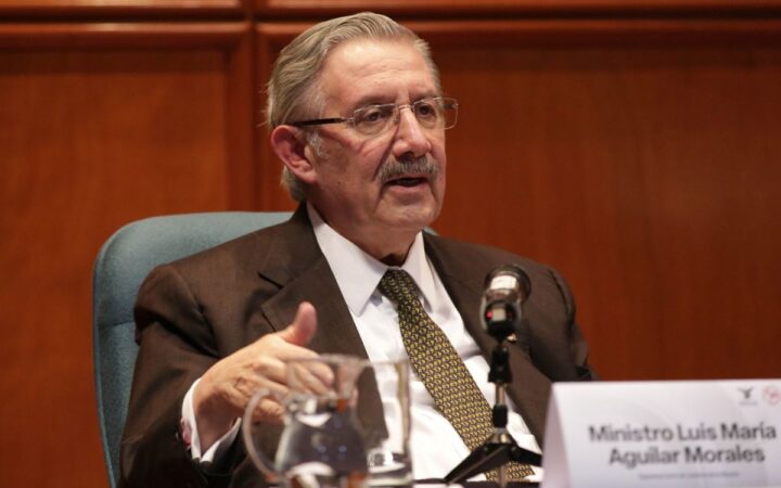 AMLO acusa a ministro de SCJN de 'retrógrado' por frenar libros de SEP en Chihuahua y Coahuila AMLO acusa a ministro de SCJN de 'retrógrado' por frenar libros de SEP en Chihuahua y Coahuila